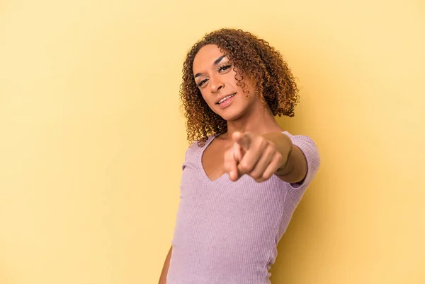 Молода Латинська Транссексуальна Жінка Ізольована Жовтому Тлі Веселі Посмішки Вказують — стокове фото
