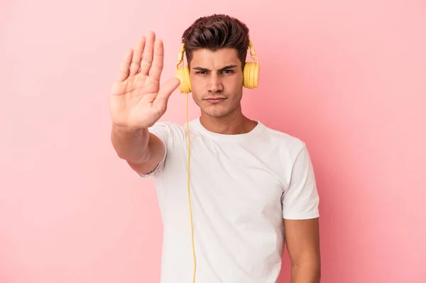 Jonge Blanke Man Luisteren Naar Muziek Geïsoleerd Roze Achtergrond Staan — Stockfoto