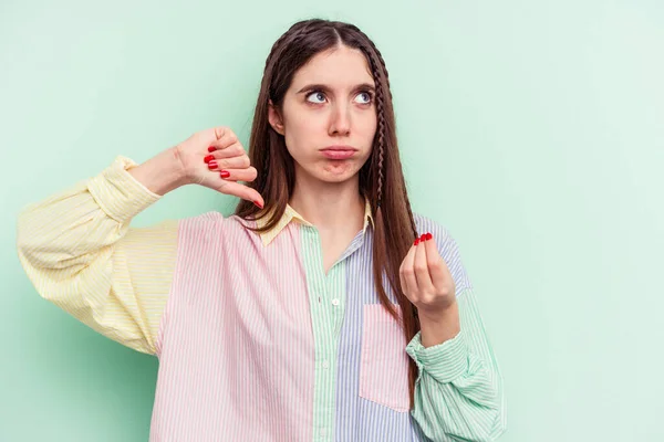 Joven Mujer Caucásica Aislada Sobre Fondo Verde Mostrando Que Ella — Foto de Stock