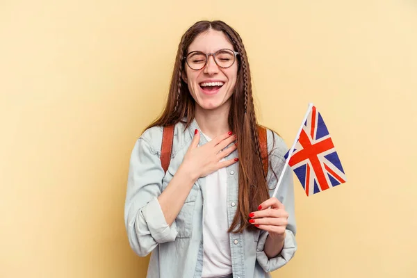 Joven Mujer Caucásica Estudiando Inglés Aislado Sobre Fondo Amarillo Ríe — Foto de Stock