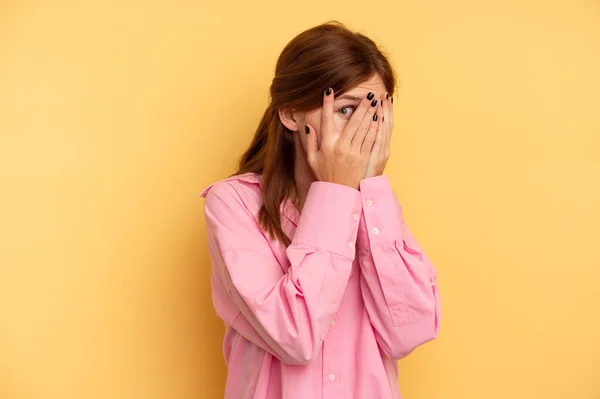 Junge Engländerin Auf Gelbem Hintergrund Blinzelt Verängstigt Und Nervös Durch — Stockfoto