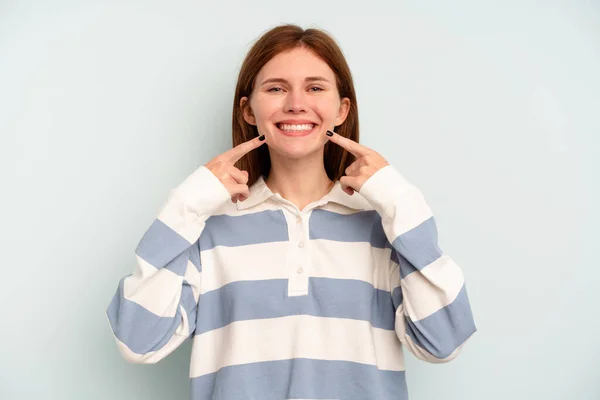 Ung Engelsk Kvinna Isolerad Blå Bakgrund Leenden Pekar Finger Munnen — Stockfoto