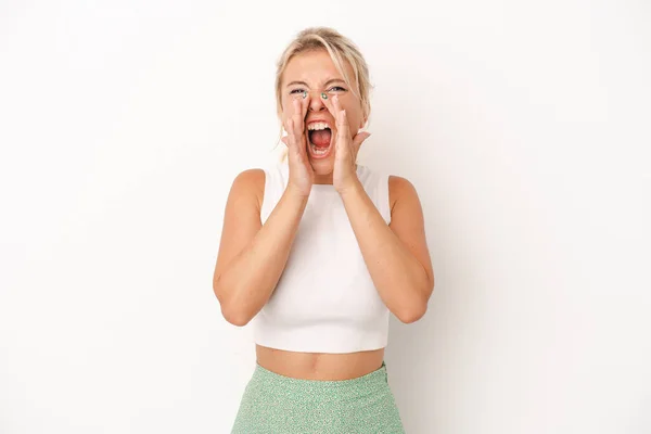 Joven Mujer Rusa Aislada Sobre Fondo Blanco Gritando Emocionada Frente — Foto de Stock