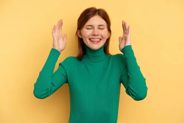 Jonge Engelse Vrouw Geïsoleerd Gele Achtergrond Vrolijk Lachen Veel Geluksconcept — Stockfoto