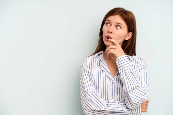 Jeune Femme Anglaise Isolée Sur Fond Bleu Regardant Latéralement Avec — Photo