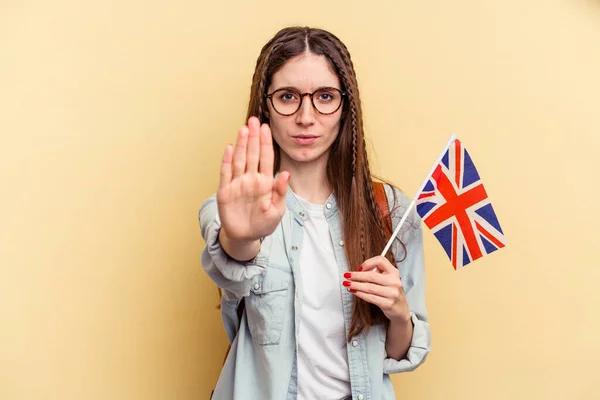 Mujer Caucásica Joven Estudiando Inglés Aislado Sobre Fondo Amarillo Pie — Foto de Stock