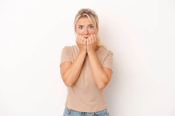 Jonge Russische Vrouw Geïsoleerd Witte Achtergrond Bijten Nagels Nerveus Zeer — Stockfoto