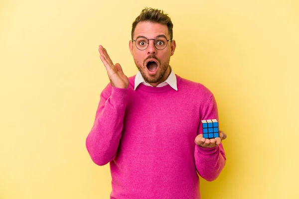 Mladý Běloch Drží Rubiks Kostka Izolované Pozadí Překvapené Šokované — Stock fotografie