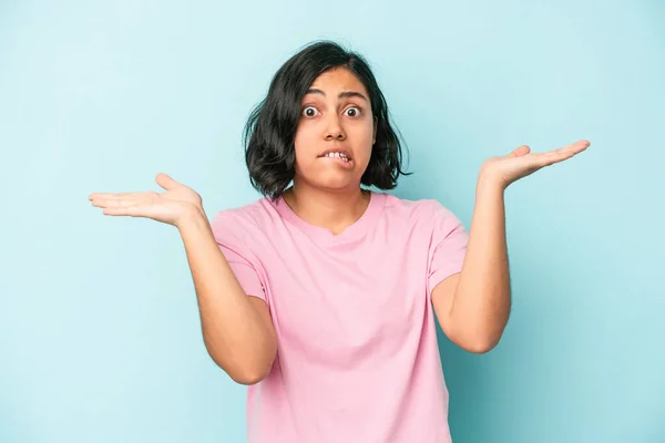 Young Latin Woman Isolated Blue Background Confused Doubtful Shrugging Shoulders — Stock Photo, Image