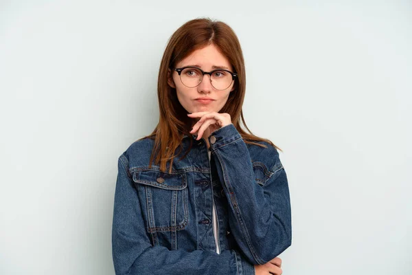 Ung Engelsk Kvinna Isolerad Blå Bakgrund Tänker Och Tittar Upp — Stockfoto