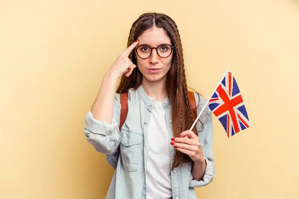 Mulher Caucasiana Jovem Estudando Inglês Isolado Fundo Amarelo Apontando Templo — Fotografia de Stock