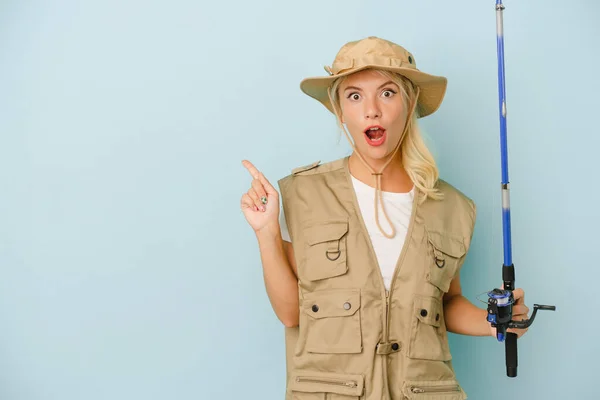 Young Russian Fisherwoman Isolated Blue Background Pointing Side — Stock Photo, Image