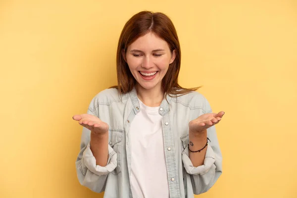 Jonge Engelse Vrouw Geïsoleerd Gele Achtergrond Houden Iets Met Palmen — Stockfoto