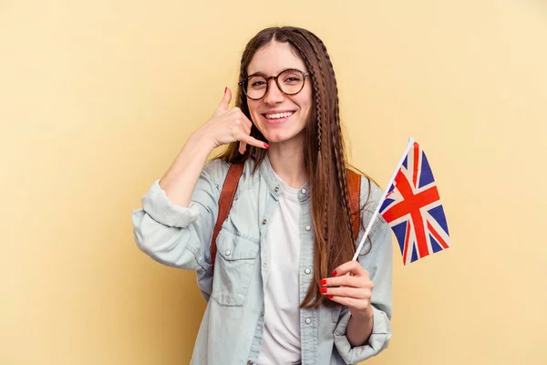 Mladá Běloška Studuje Angličtinu Izolované Žlutém Pozadí Ukazující Gesto Mobilního — Stock fotografie