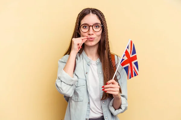 Młoda Kaukaska Kobieta Studiuje Angielski Odizolowany Żółtym Tle Palcami Ustach — Zdjęcie stockowe