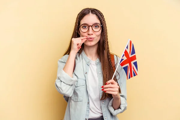 Mulher Caucasiana Jovem Estudando Inglês Isolado Fundo Amarelo Com Dedos — Fotografia de Stock