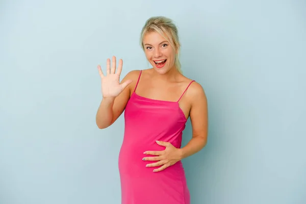 Joven Mujer Rusa Embarazada Aislada Sobre Fondo Azul Sonriente Alegre —  Fotos de Stock