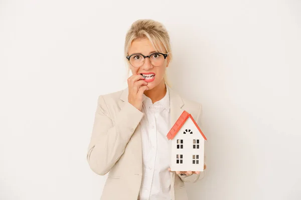 Giovane Agente Immobiliare Donna Possesso Modello Casa Isolato Sfondo Bianco — Foto Stock