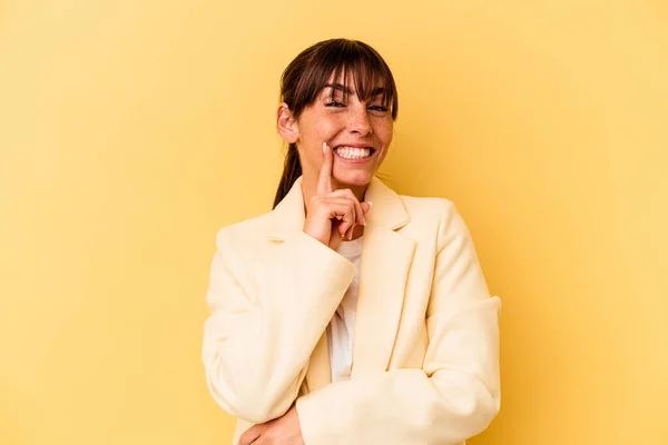 Mladá Argentinská Žena Izolované Žlutém Pozadí Úsměvem Šťastný Sebejistý Dotýkat — Stock fotografie