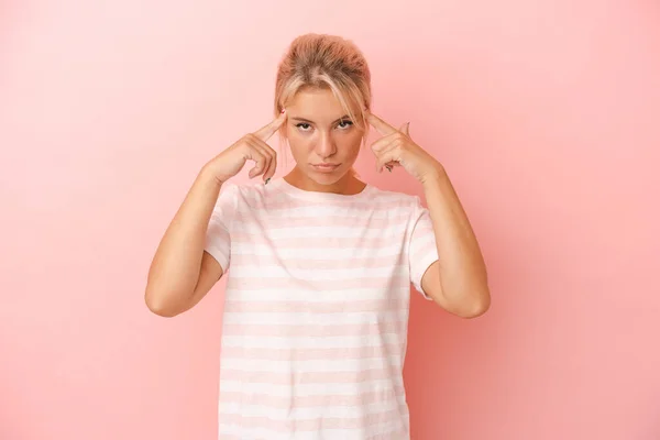 Young Russian Woman Isolated Pink Background Focused Task Keeping Forefingers — Stock Photo, Image