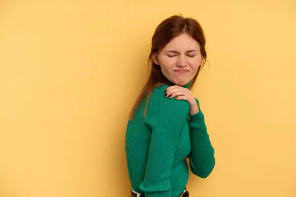 Jonge Engelse Vrouw Geïsoleerd Gele Achtergrond Met Een Schouder Pijn — Stockfoto