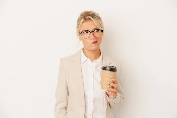 若いビジネスロシアの女性がコーヒーを持っていることは白い背景に孤立混乱し 疑わしいと確信が持てない — ストック写真