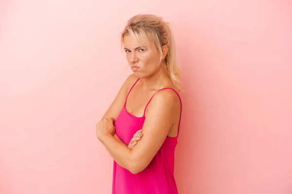 Mladá Ruská Žena Izolovaná Růžovém Pozadí Zamračený Obličej Nelibosti Drží — Stock fotografie