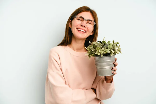 Jong Engels Vrouw Holding Een Plant Geïsoleerd Blauwe Achtergrond Lachen — Stockfoto