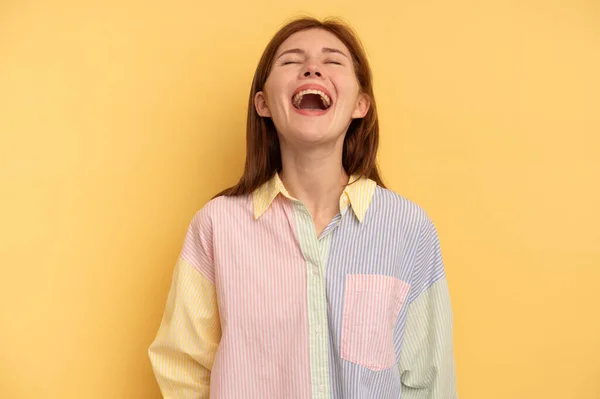 Jeune Femme Anglaise Isolée Sur Fond Jaune Détendue Heureuse Riant — Photo