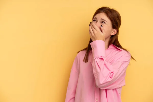 Jonge Engelse Vrouw Geïsoleerd Gele Achtergrond Lachen Gelukkig Zorgeloos Natuurlijke — Stockfoto