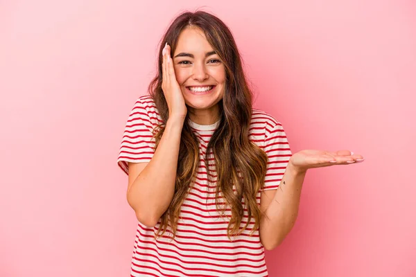 Mulher Caucasiana Jovem Isolada Fundo Rosa Mantém Espaço Cópia Uma — Fotografia de Stock