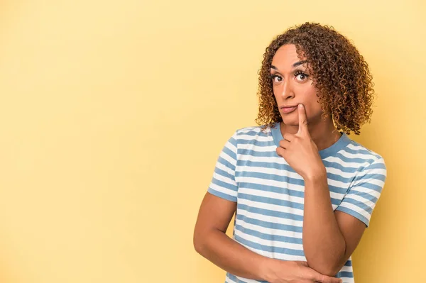 Young Latin Transsexual Woman Isolated Yellow Background Looking Sideways Doubtful — Stock Photo, Image