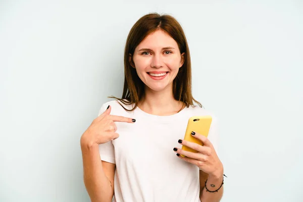 Ung Engelsk Kvinna Som Håller Mobiltelefon Isolerad Blå Bakgrund Person — Stockfoto
