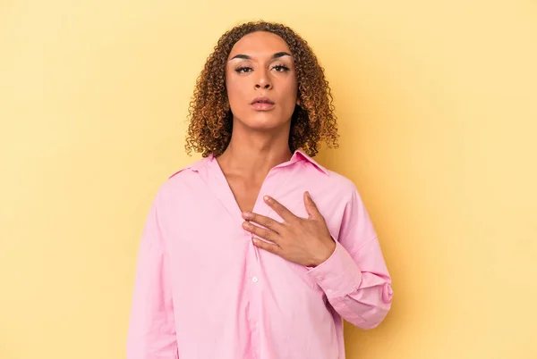 Young Latin Transsexual Woman Isolated Yellow Background Taking Oath Putting — Stock Photo, Image