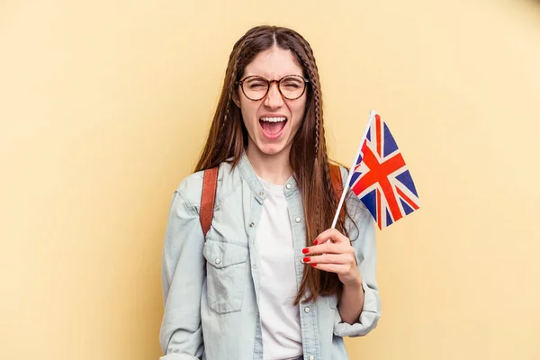 Junge Kaukasische Frau Studiert Englisch Isoliert Auf Gelbem Hintergrund Schreit — Stockfoto