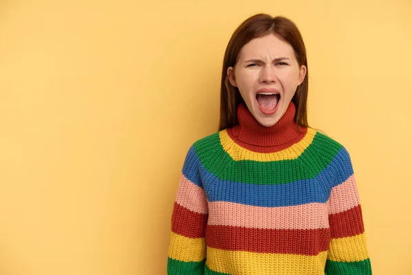 Jeune Femme Anglaise Isolée Sur Fond Jaune Criant Très Colère — Photo