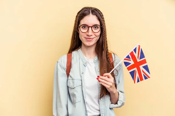 Junge Kaukasische Frau Studiert Englisch Isoliert Auf Gelbem Hintergrund Glücklich — Stockfoto