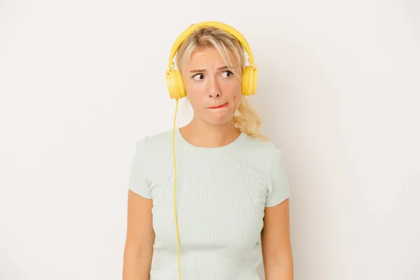 Młoda Rosjanka Słuchająca Muzyki Odizolowanej Białym Tle Myli Się Czuje — Zdjęcie stockowe