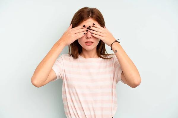 Ung Engelsk Kvinna Isolerad Blå Bakgrund Rädd Täcka Ögon Med — Stockfoto