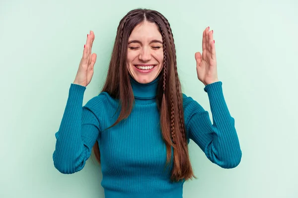 Jeune Femme Caucasienne Isolée Sur Fond Vert Joyeux Rire Beaucoup — Photo