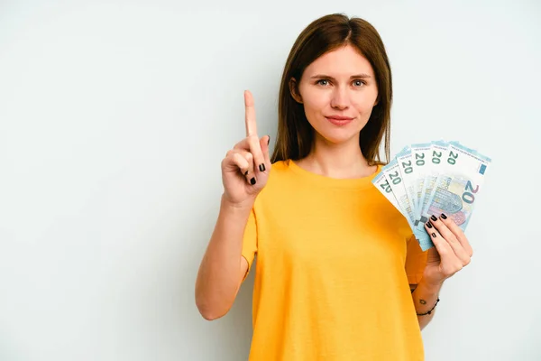 Mujer Inglesa Joven Sosteniendo Billetes Aislados Sobre Fondo Azul Mostrando — Foto de Stock