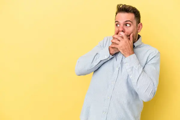 Ung Kaukasisk Man Isolerad Gul Bakgrund Tankeväckande Ser Till Kopia — Stockfoto