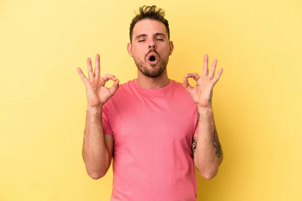 Jovem Caucasiano Homem Isolado Fundo Amarelo Relaxa Após Dia Trabalho — Fotografia de Stock