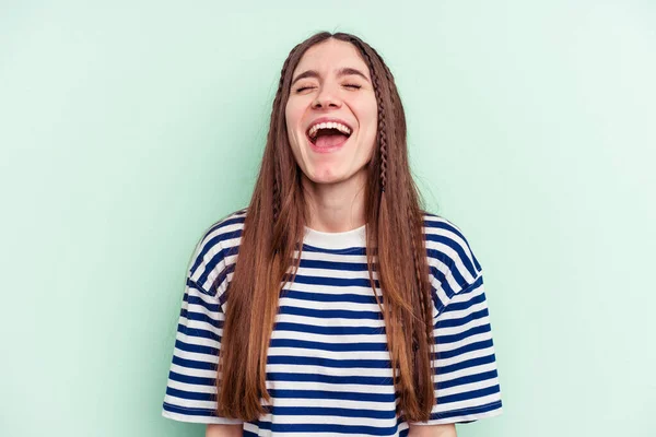 Mujer Joven Caucásica Aislada Sobre Fondo Verde Relajada Feliz Riendo —  Fotos de Stock