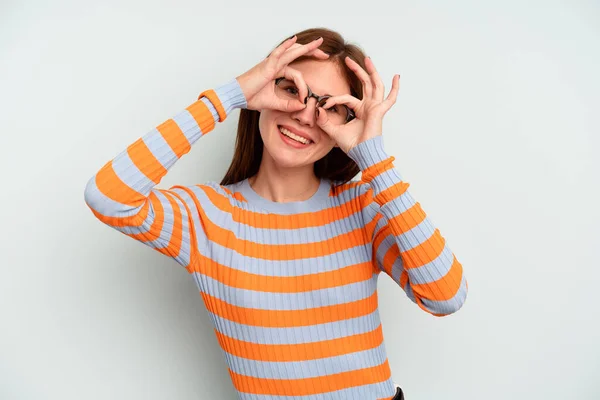 Jovem Inglesa Isolada Fundo Azul Mostrando Bem Sinal Sobre Olhos — Fotografia de Stock