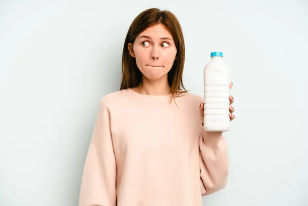 Ung Engelsk Kvinna Som Håller Flaska Mjölk Isolerad Blå Bakgrund — Stockfoto