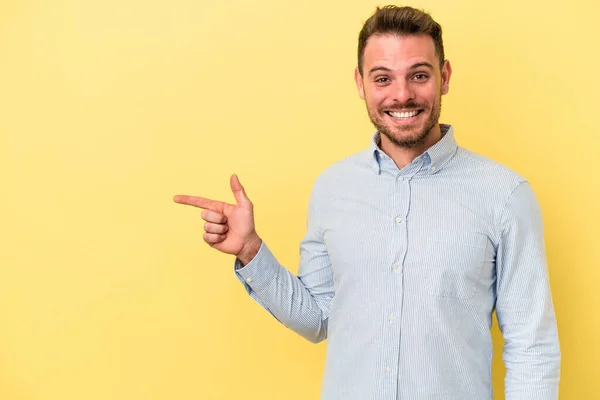 Young Caucasian Man Isolated Yellow Background Smiling Cheerfully Pointing Forefinger — Stock Photo, Image