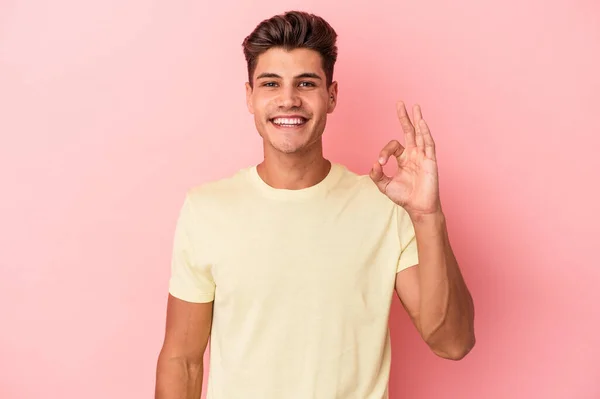Νεαρός Καυκάσιος Άνδρας Απομονωμένος Ροζ Φόντο Χαρούμενος Και Σίγουρος Δείχνει — Φωτογραφία Αρχείου