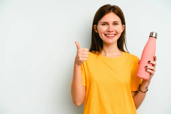 Jong Engels Vrouw Houden Een Thermo Geïsoleerd Blauwe Achtergrond Glimlachen — Stockfoto