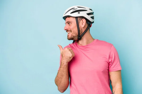 Jonge Blanke Man Met Fietshelm Geïsoleerd Blauwe Achtergrond Punten Met — Stockfoto